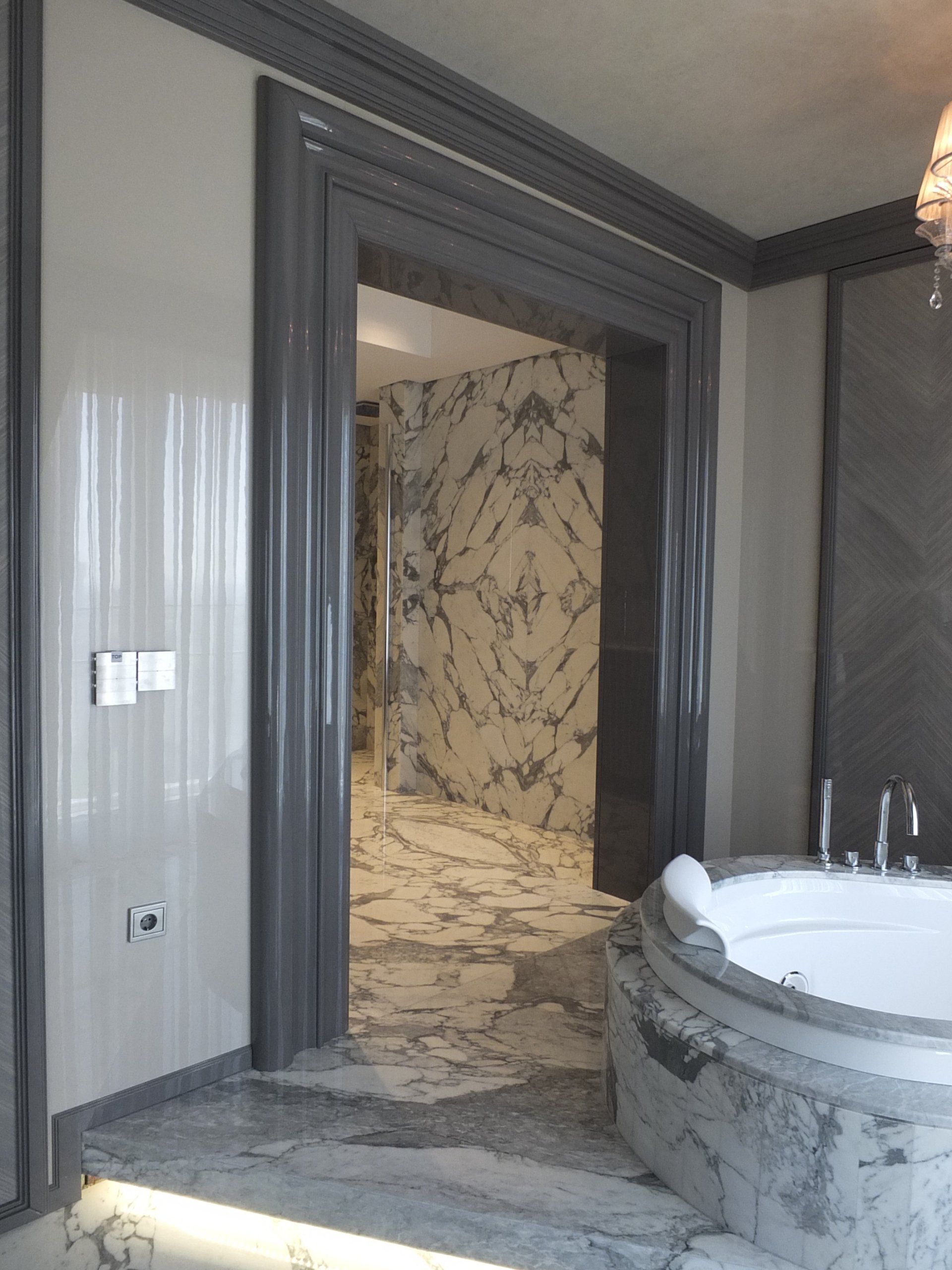 C'è una grande vasca da bagno al centro del bagno.