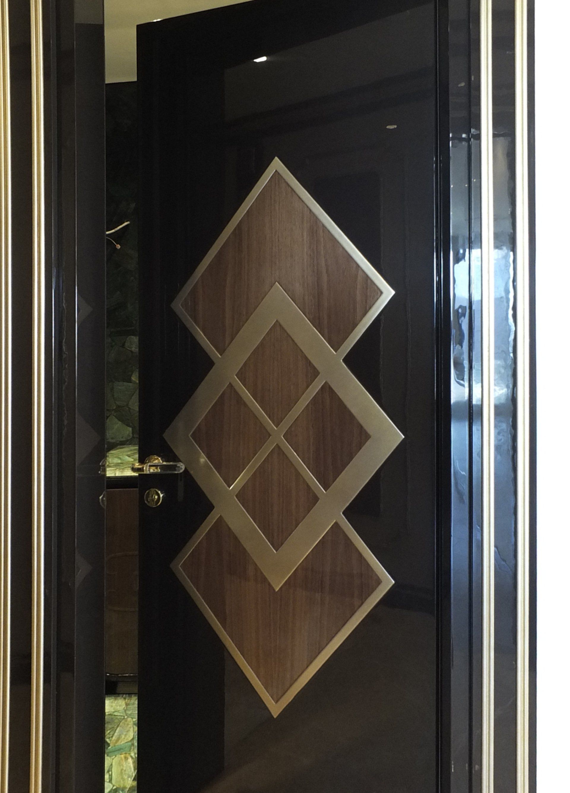 Una porta nera con un disegno a diamante