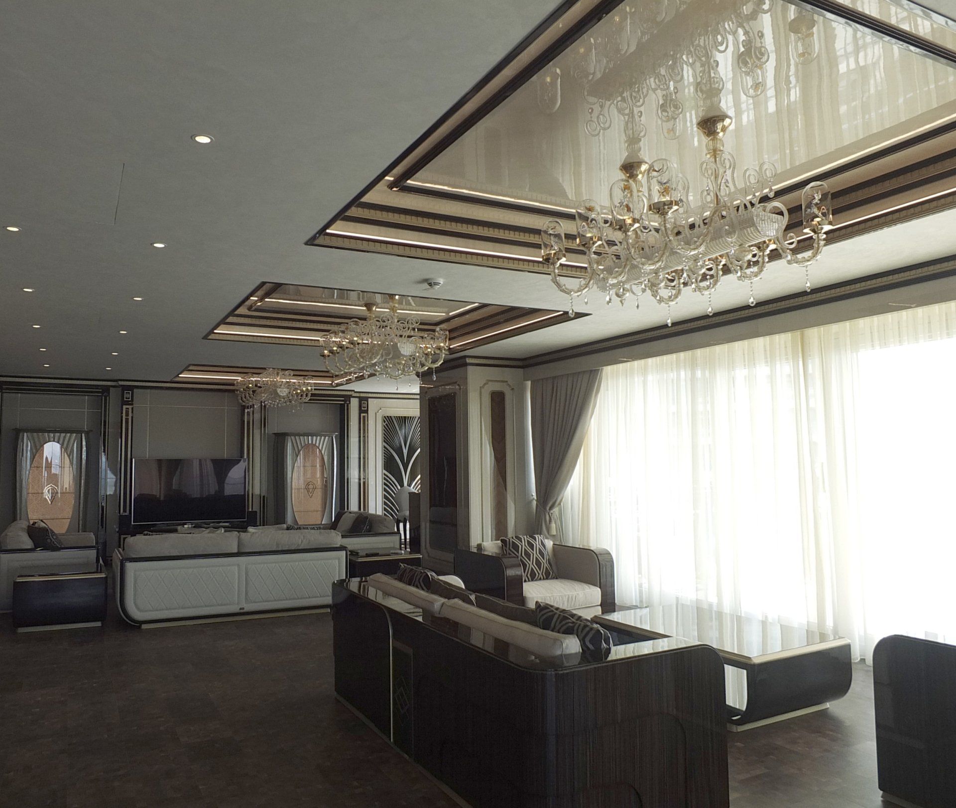 Un soggiorno con un lampadario appeso al soffitto