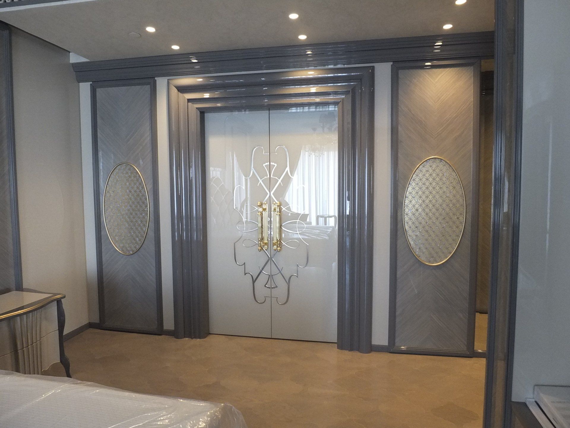 Una camera con un letto e una porta scorrevole in vetro