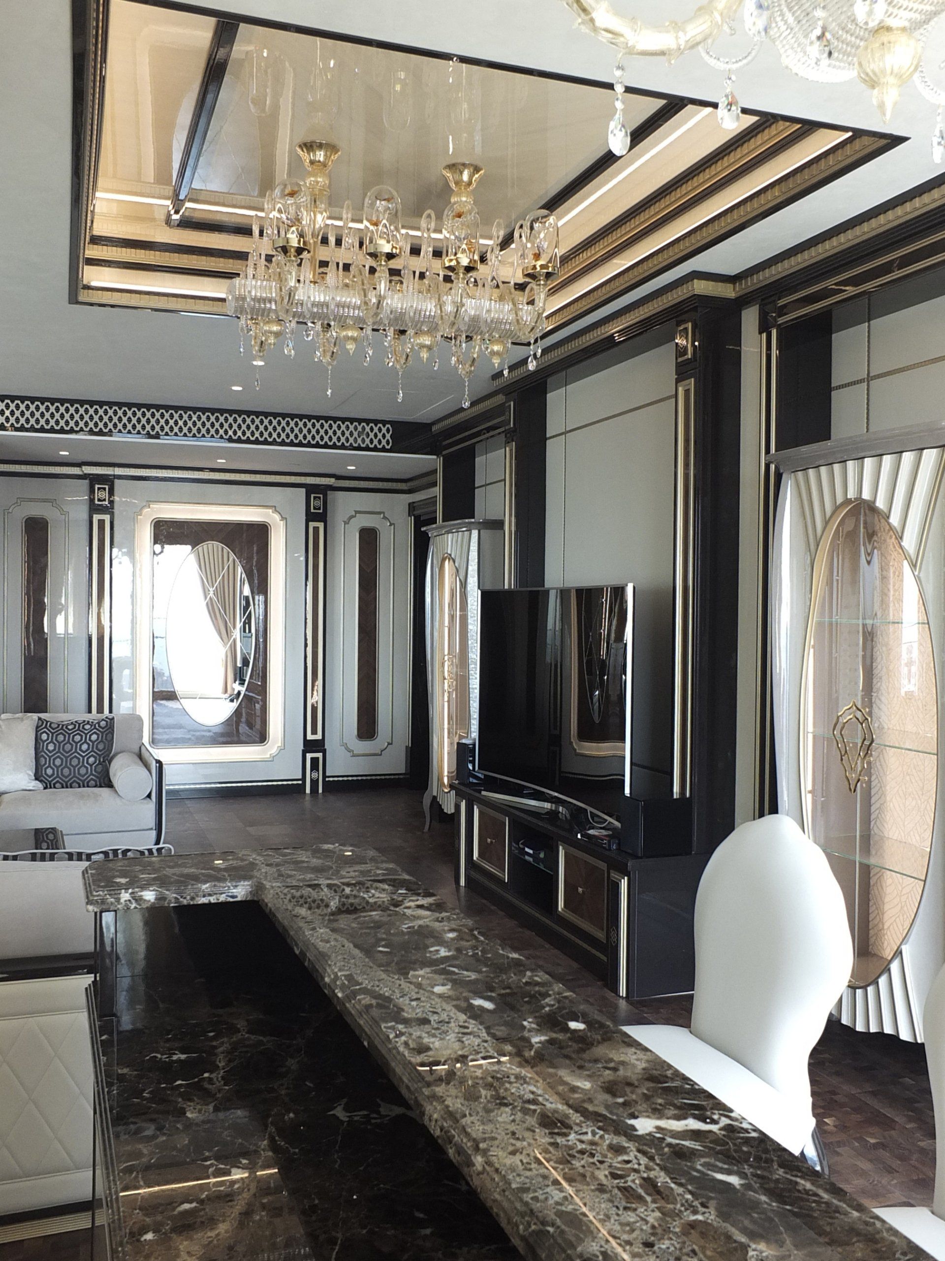 Un soggiorno con un grande lampadario appeso al soffitto