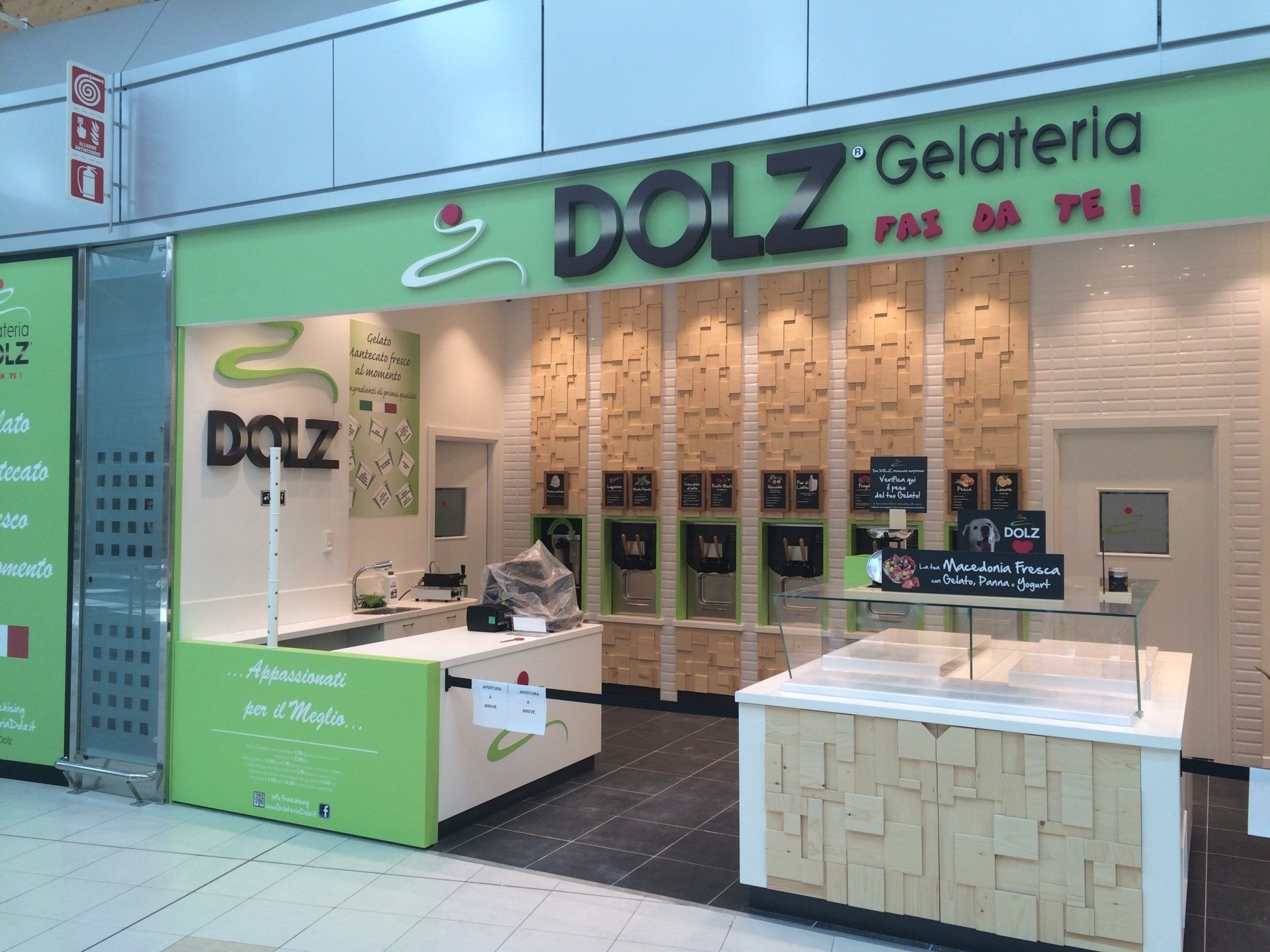 Un negozio chiamato Dolz Gelateria si trova in un centro commerciale