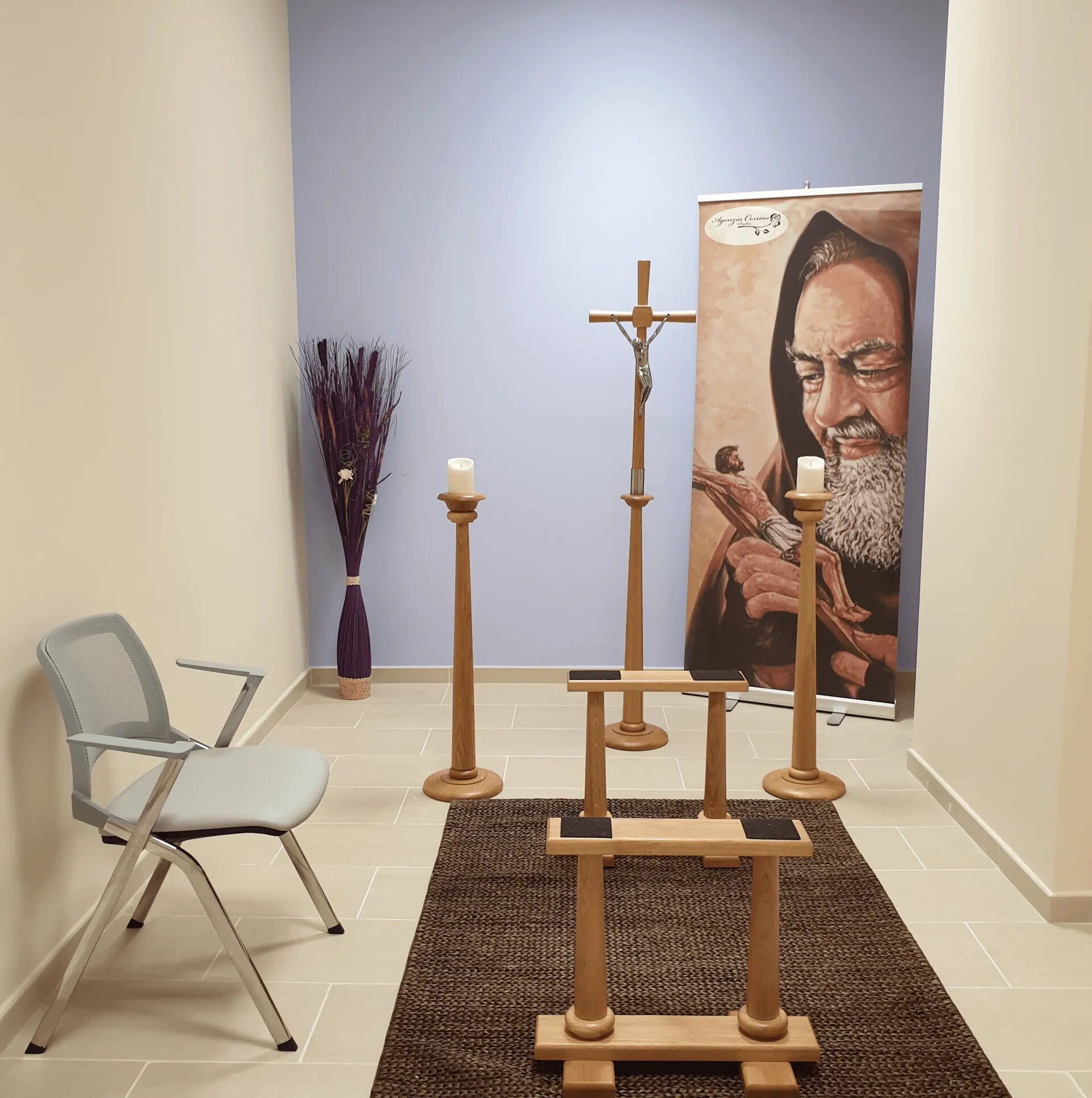 una stanza con una croce e un'immagine di Gesù sul muro