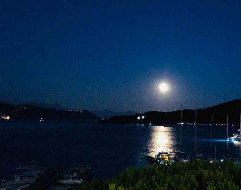 Luna sul mare