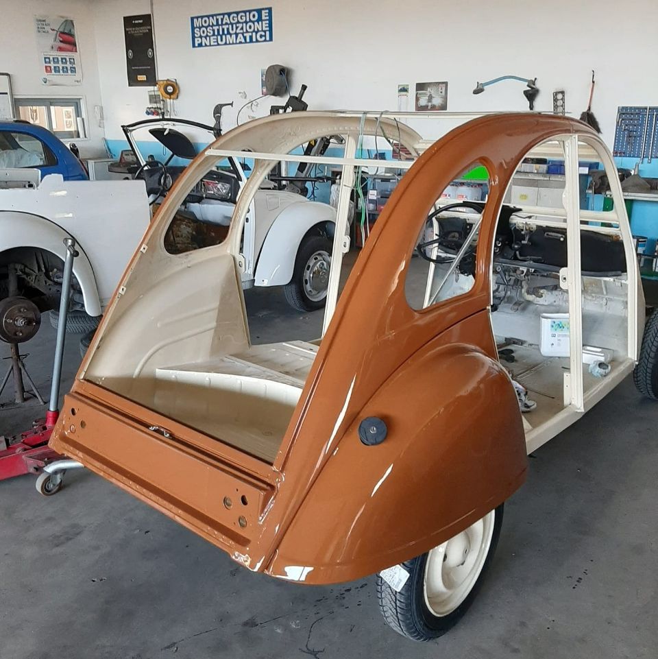 Restauro della carrozzeria di un'auto d'epoca