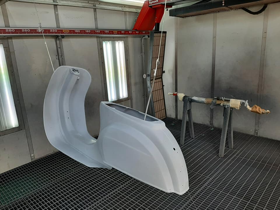 Restauro della carrozzeria di una Vespa bianca