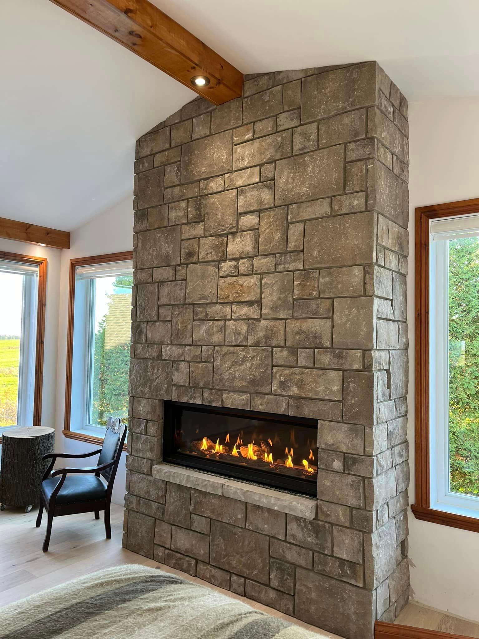 Il y a une cheminée au milieu de la pièce.