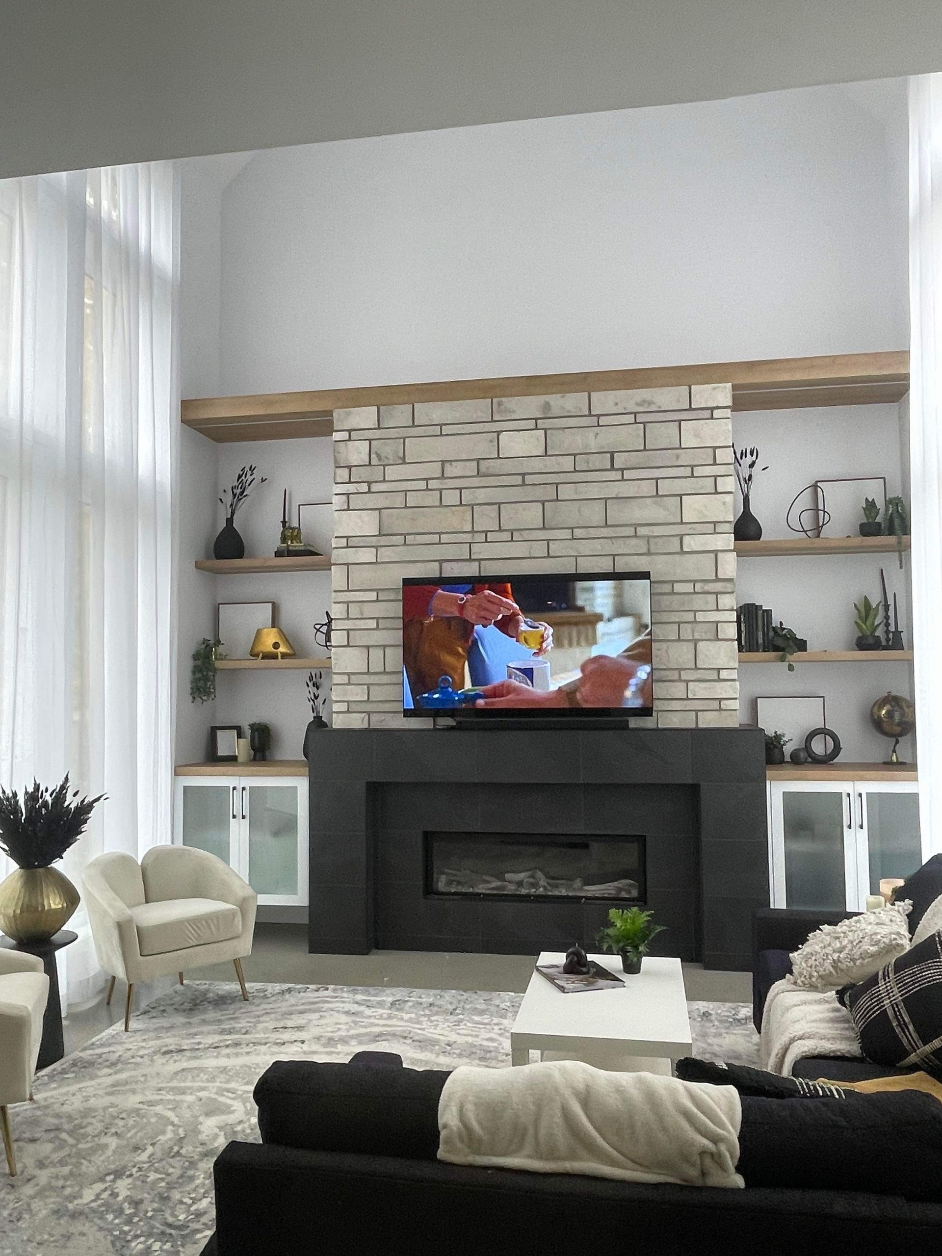 Un salon avec une cheminée et une télévision écran plat