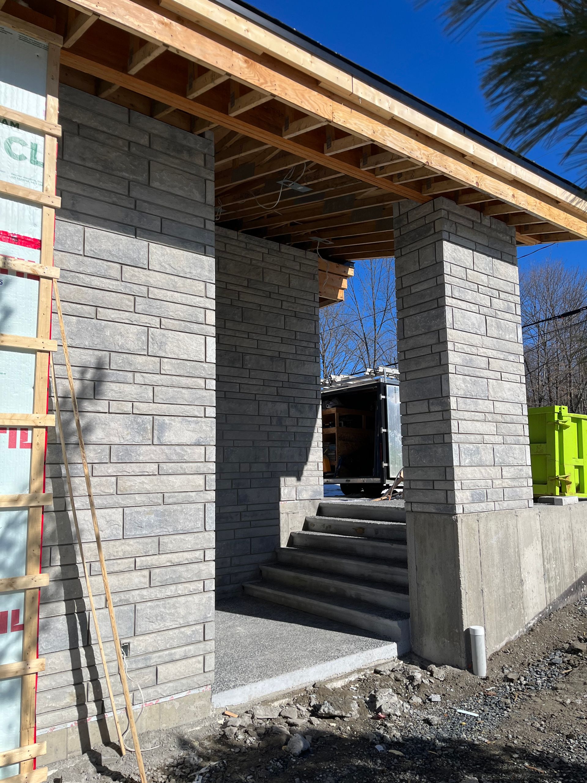 Un bâtiment en brique en construction avec des escaliers et un toit en bois.