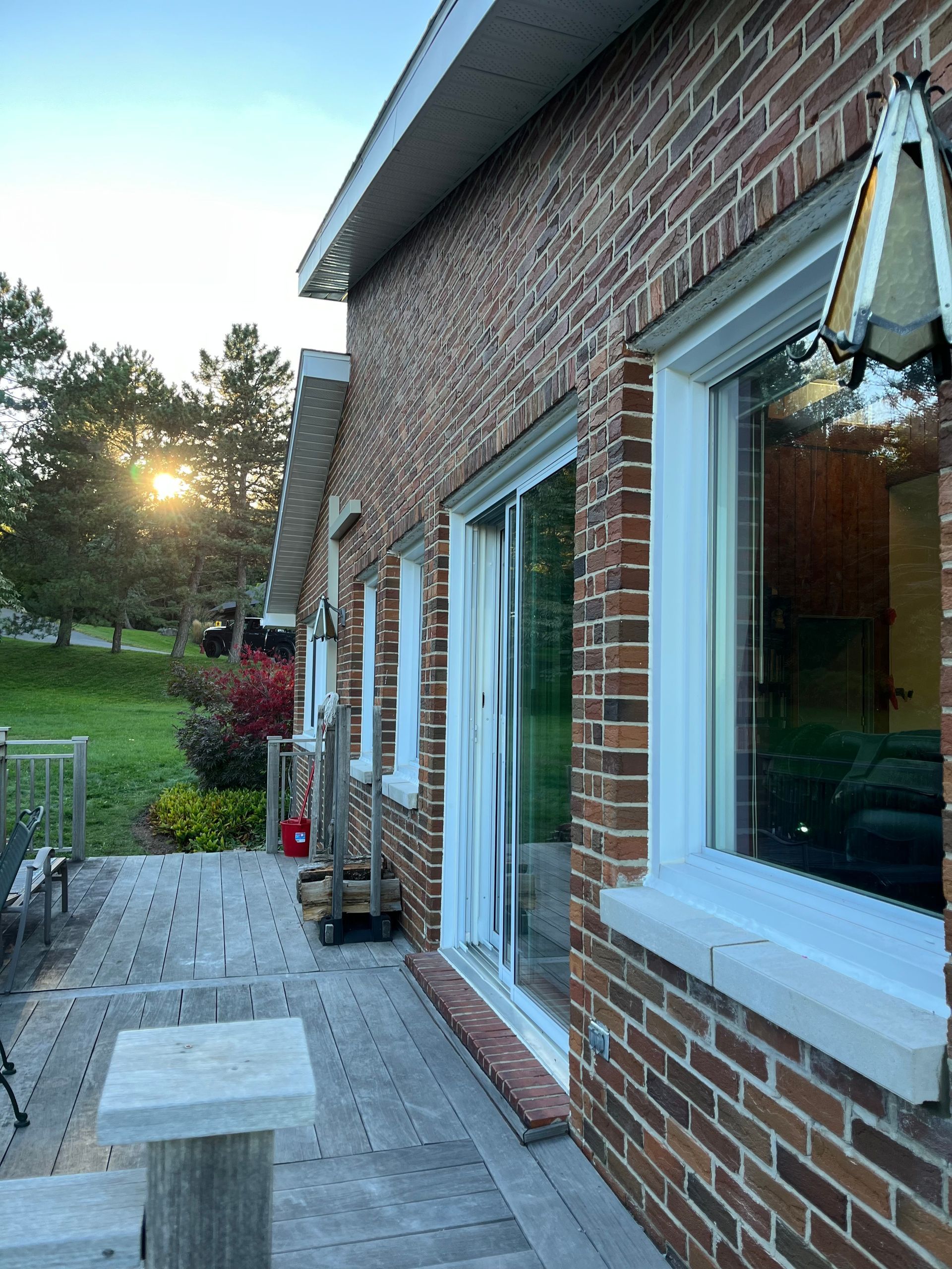 Une maison en brique avec un patio et des portes coulissantes en verre