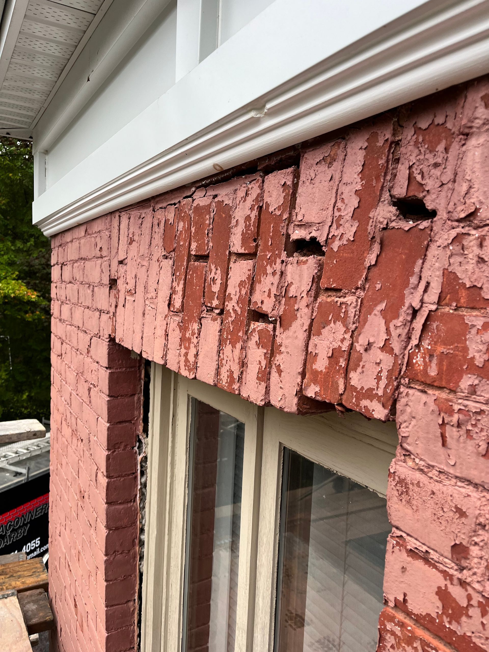 Un mur de briques avec de la peinture écaillée et une fenêtre