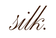 Logo in donkerbruine letters op witte achtergrond. 