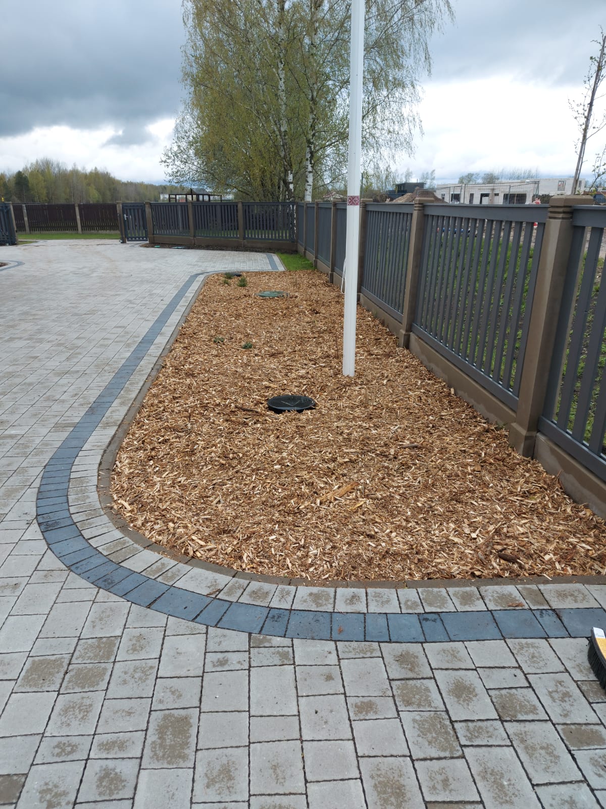 lietus ūdens novadīšanas sistēmas, dārzu laistīšanas sistēmas, terases, koka terases, terašu izbūve, koku veidošana, krūmu veidošana