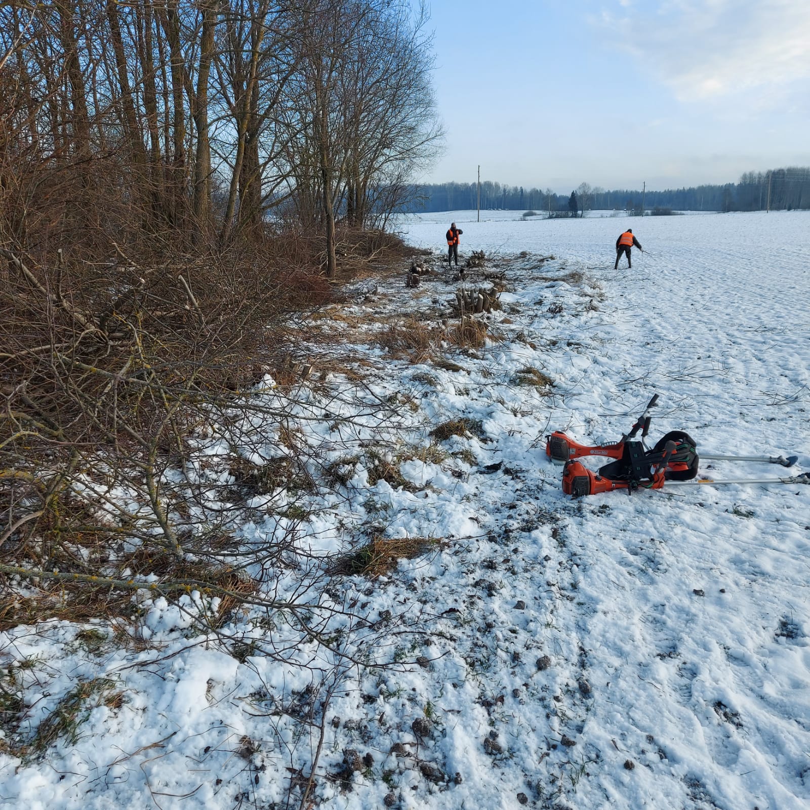 Melnzemes, grants, skalotas smilts, oļu, škembu, mēslojuma piegādi ar pāšizgāzēju