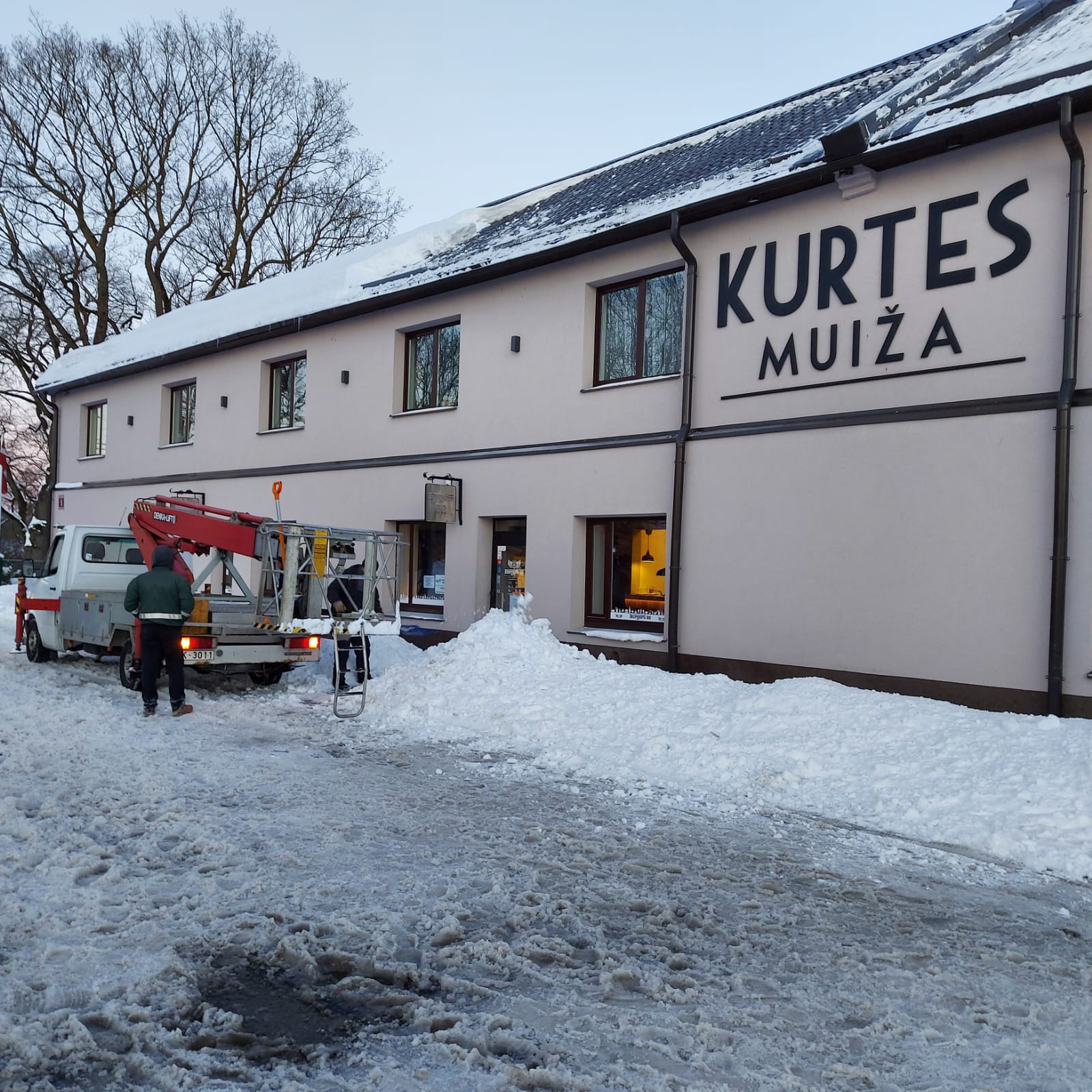 sniega mašīna, sniegs, jumtu tīrīšana, ielu tīrīšana, ielas tīrīšana