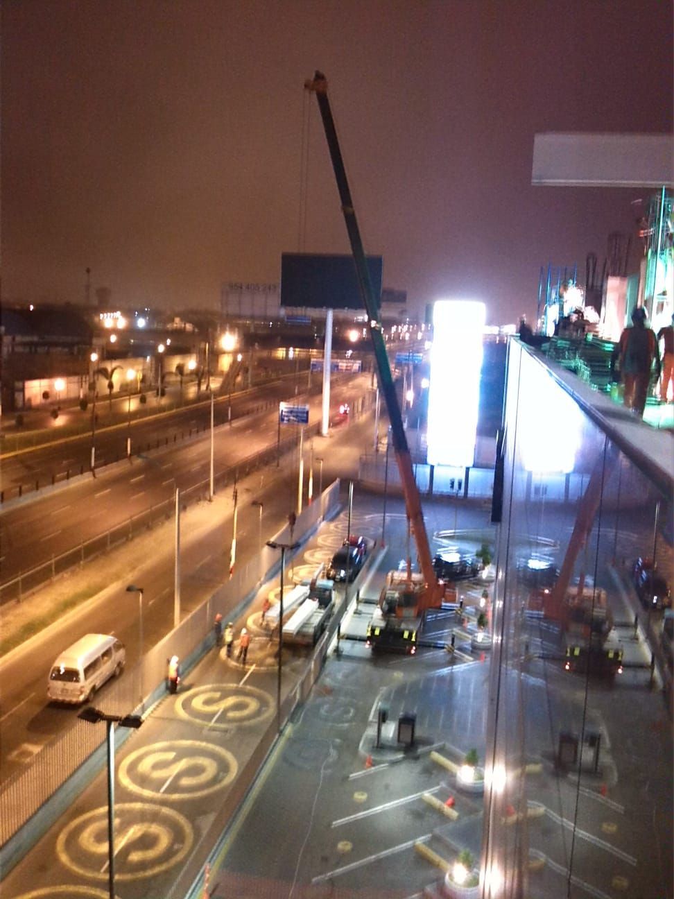 Una vista aérea de un estacionamiento por la noche.