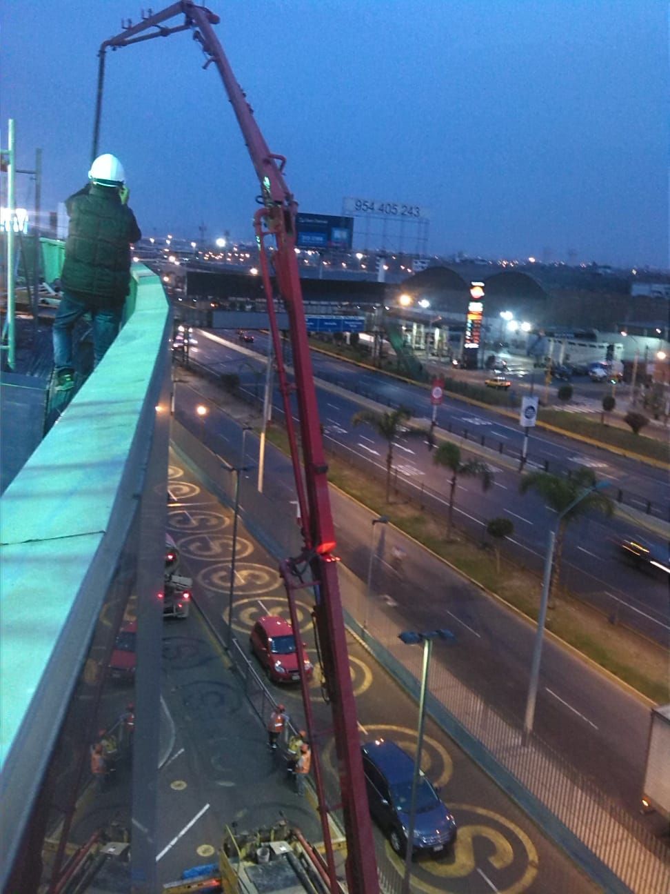 Se está utilizando una bomba de hormigón para verter hormigón en un edificio.