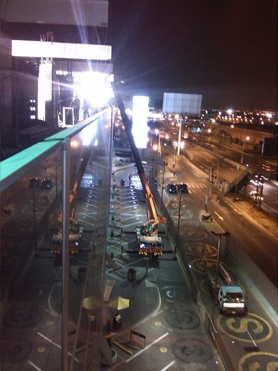 Una vista aérea de una ciudad de noche con un cartel que dice 