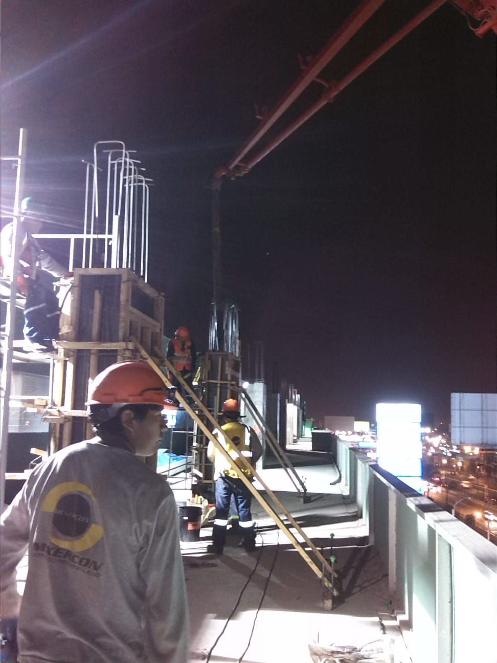 Un hombre que lleva un casco tiene la letra c en la espalda.