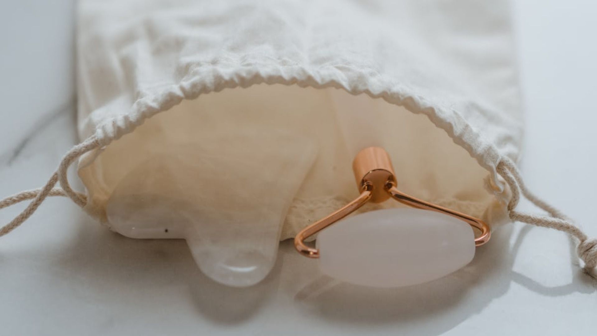 Un rodillo facial está dentro de una bolsa blanca.