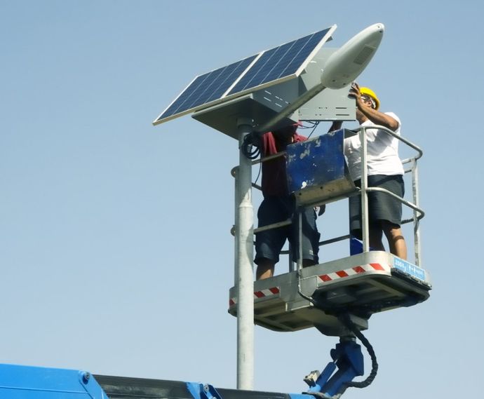 Installazione di pannello solare su palo dell'illuminazione pubblica
