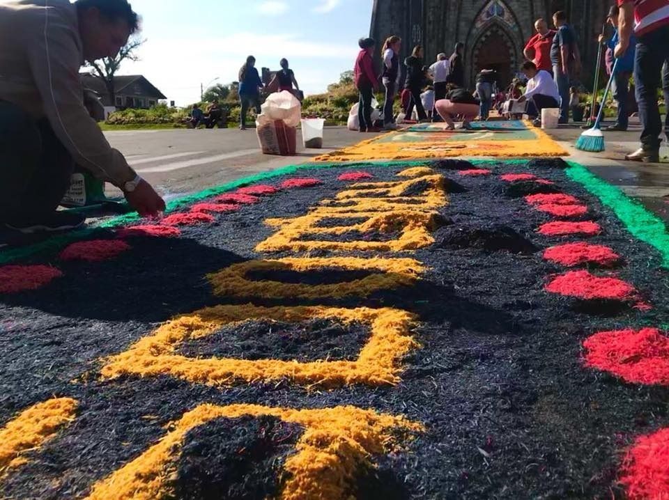 Tapetes coloridos nas celebrações de Corpus Christi