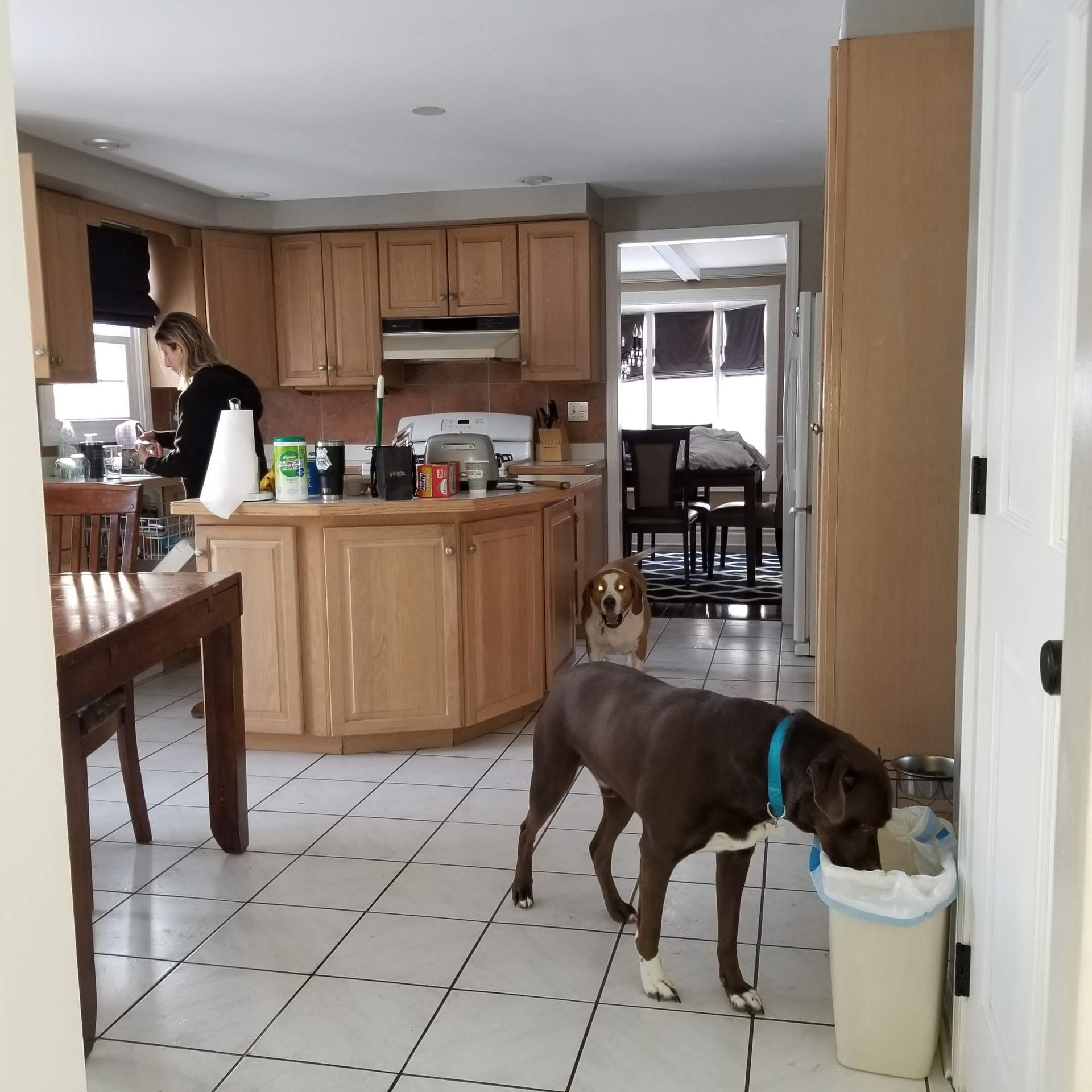 A kitchen with a sign on the wall that says eat