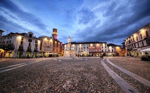 Investigatore Vercelli piazza centro storico