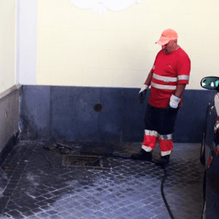 operaio durante un lavoro di spurgo fognature