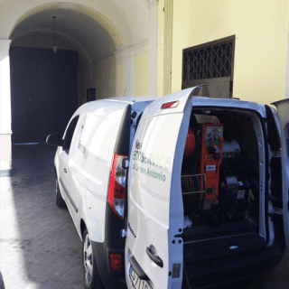 furgone della ditta NEW ECO SERVICE con dei macchinari all`interno del baule aperto