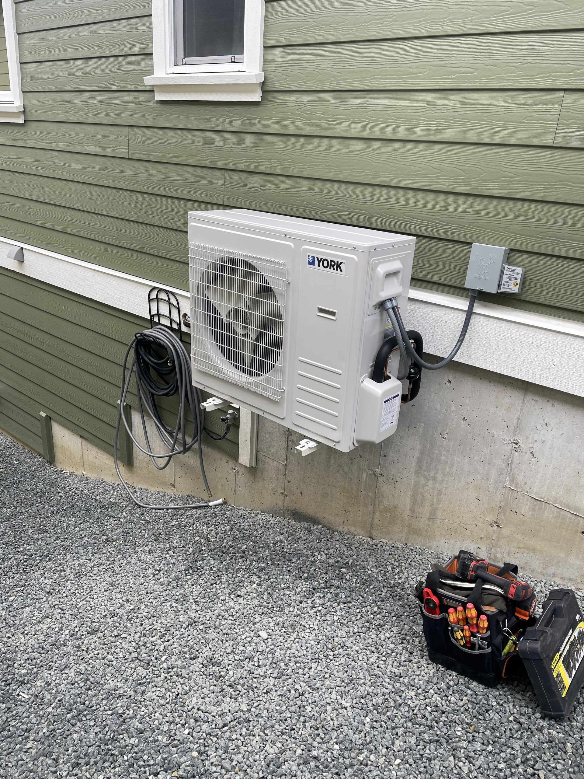 Professional digital HVAC manifold gauges and copper piping for precise refrigeration troubleshooting.