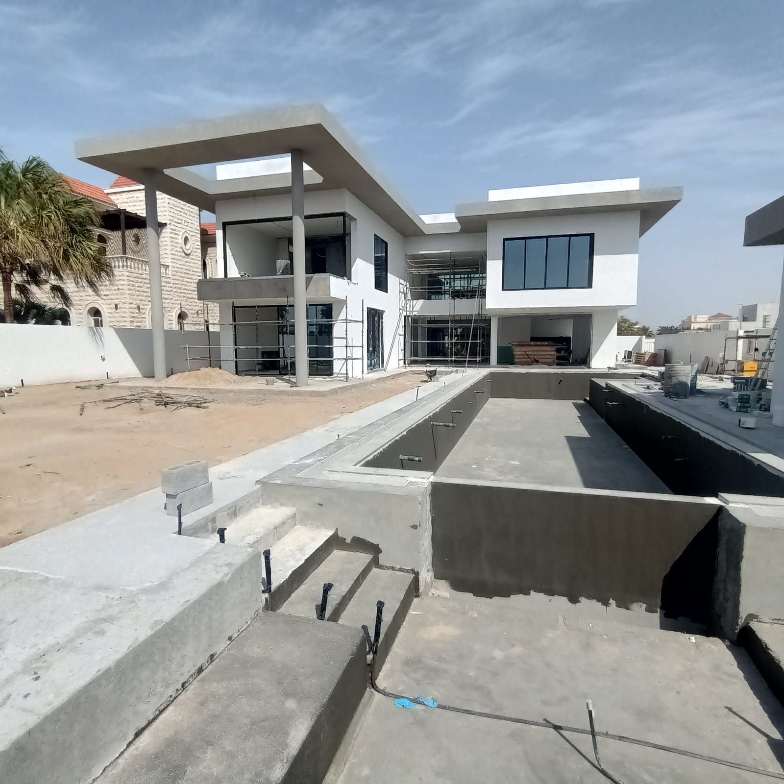 Dubai overflow swimming pool with sunken seating designed and executed by Concept Art Decor