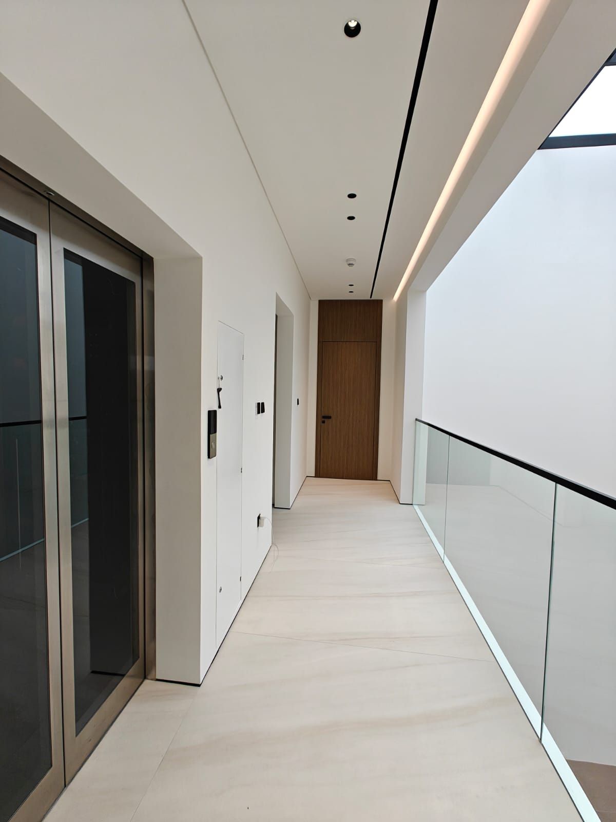 Villa corridor hallway in Dubai with cove lighting and premium finishes by Concept Art Decor.