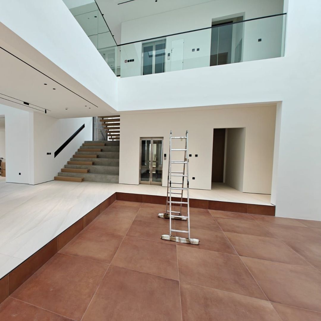 Modern double ceiling height with skylight. By Concept Art Decor