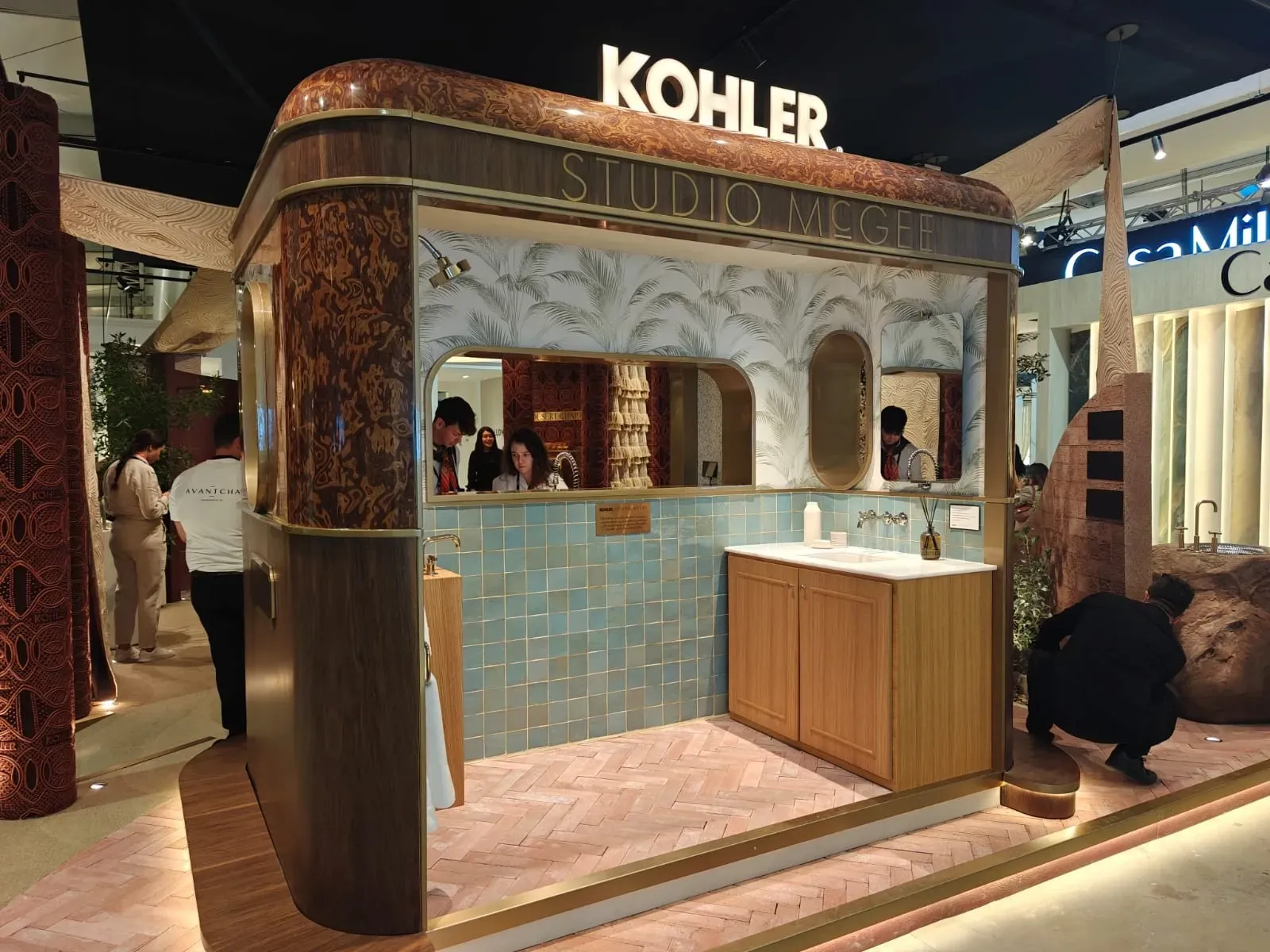 Modern Dubai luxury interior with elegant warm materials, high-end design details, and contemporary villa aesthetics.