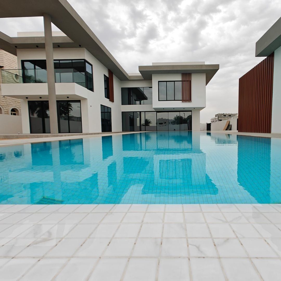 Overflow infinity pool at a luxury villa in Dubai, designed for resort-style outdoor living by Concept Art Decor.