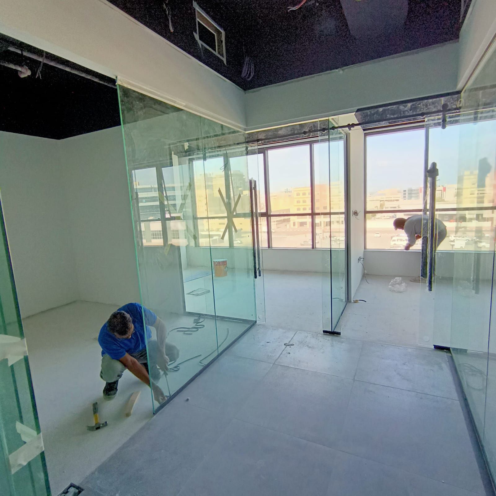 Modern layout design with Glass partitions  in Dubai Palm Jumeirah. Designed and executed by Concept Art Decor