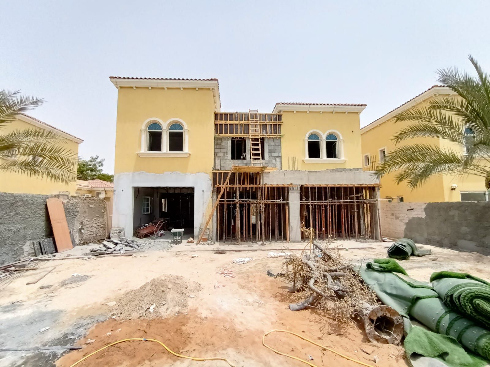 Renovated villa garden in Jumeirah Park Dubai featuring premium landscaping and lighting by Concept Art Decor.