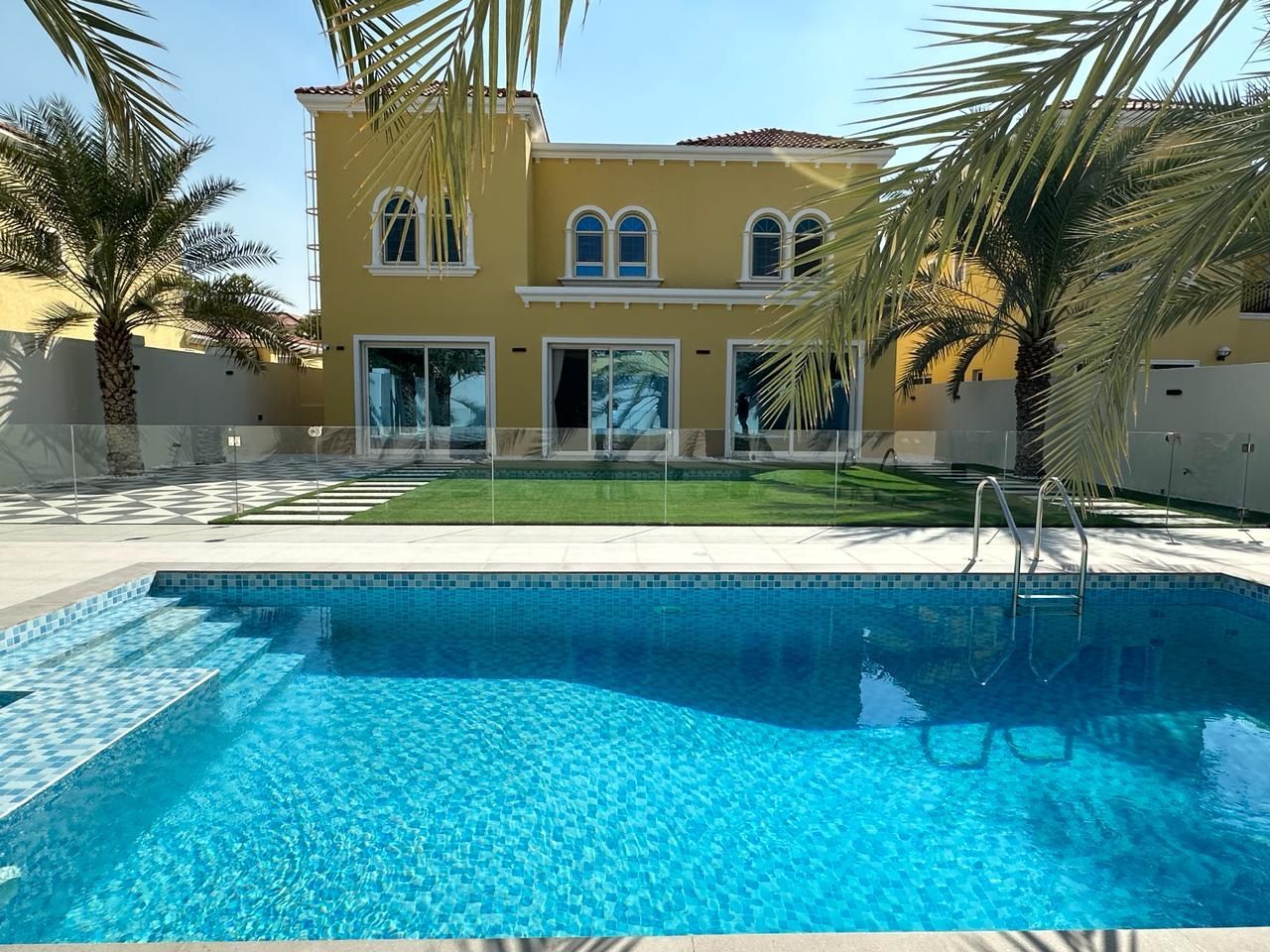 Renovated swimming pool in a Jumeirah Park villa with luxury finishes by Concept Art Decor.
