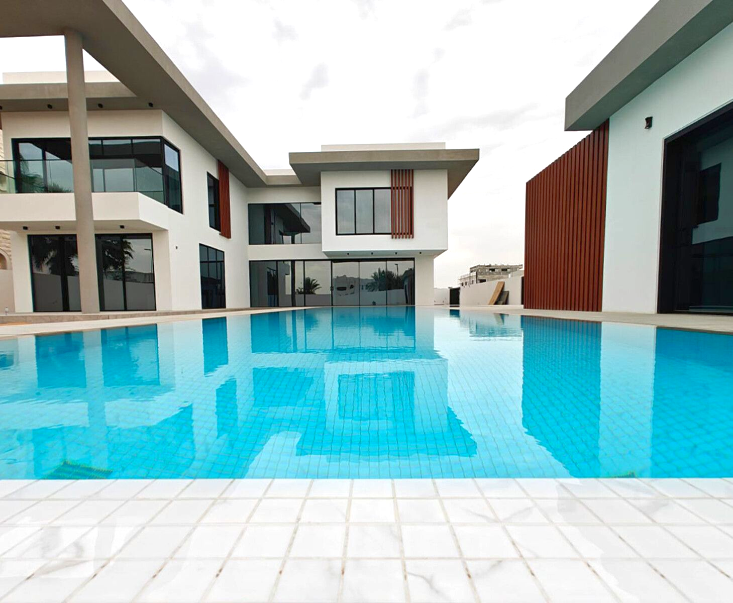 Luxury villa renovation in Dubai with modern pool and architectural façade – Al Mizhar project