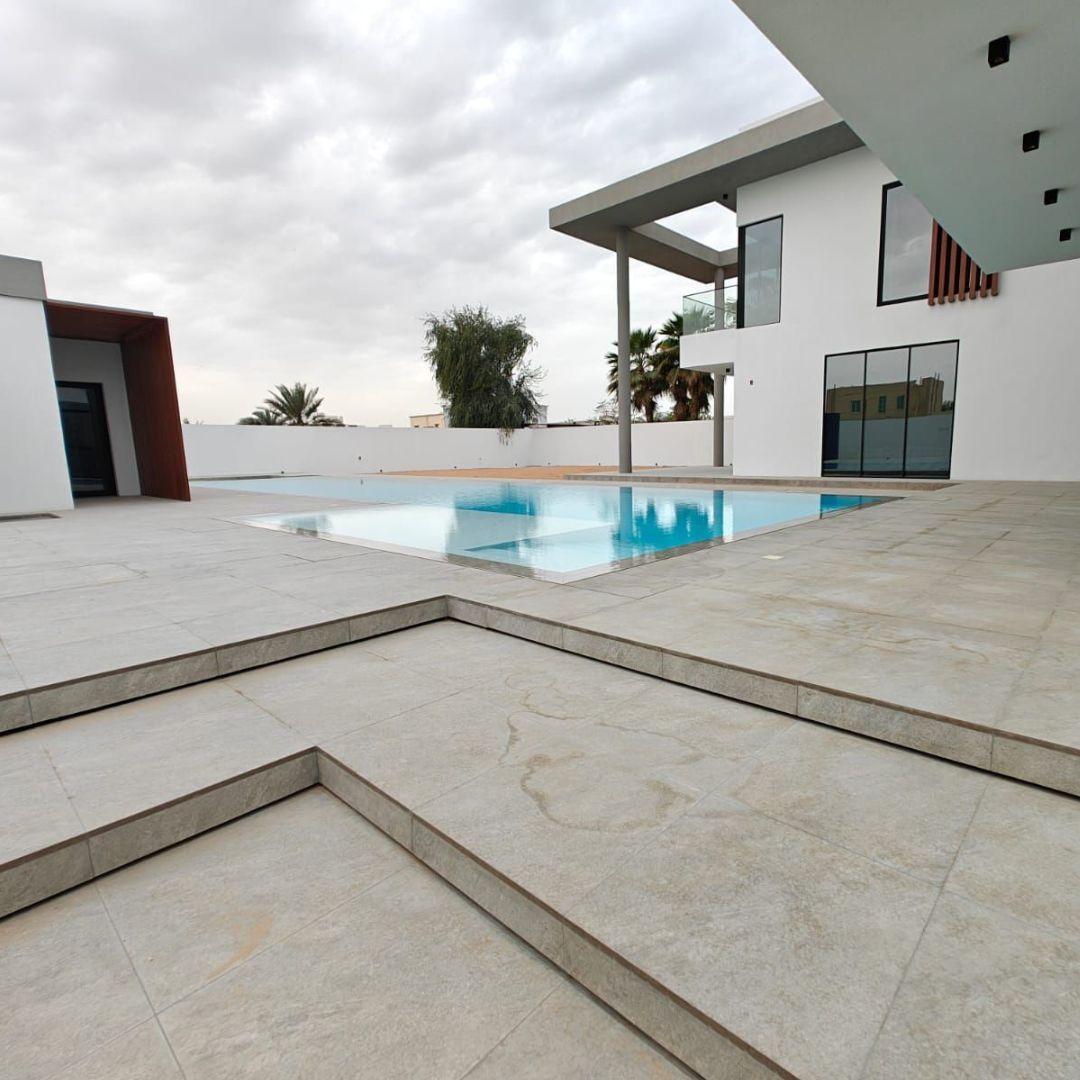 Modern villa facade with aluminium louvers in Dubai, showcasing Concept Art Decor’s luxury design and fit-out execution.