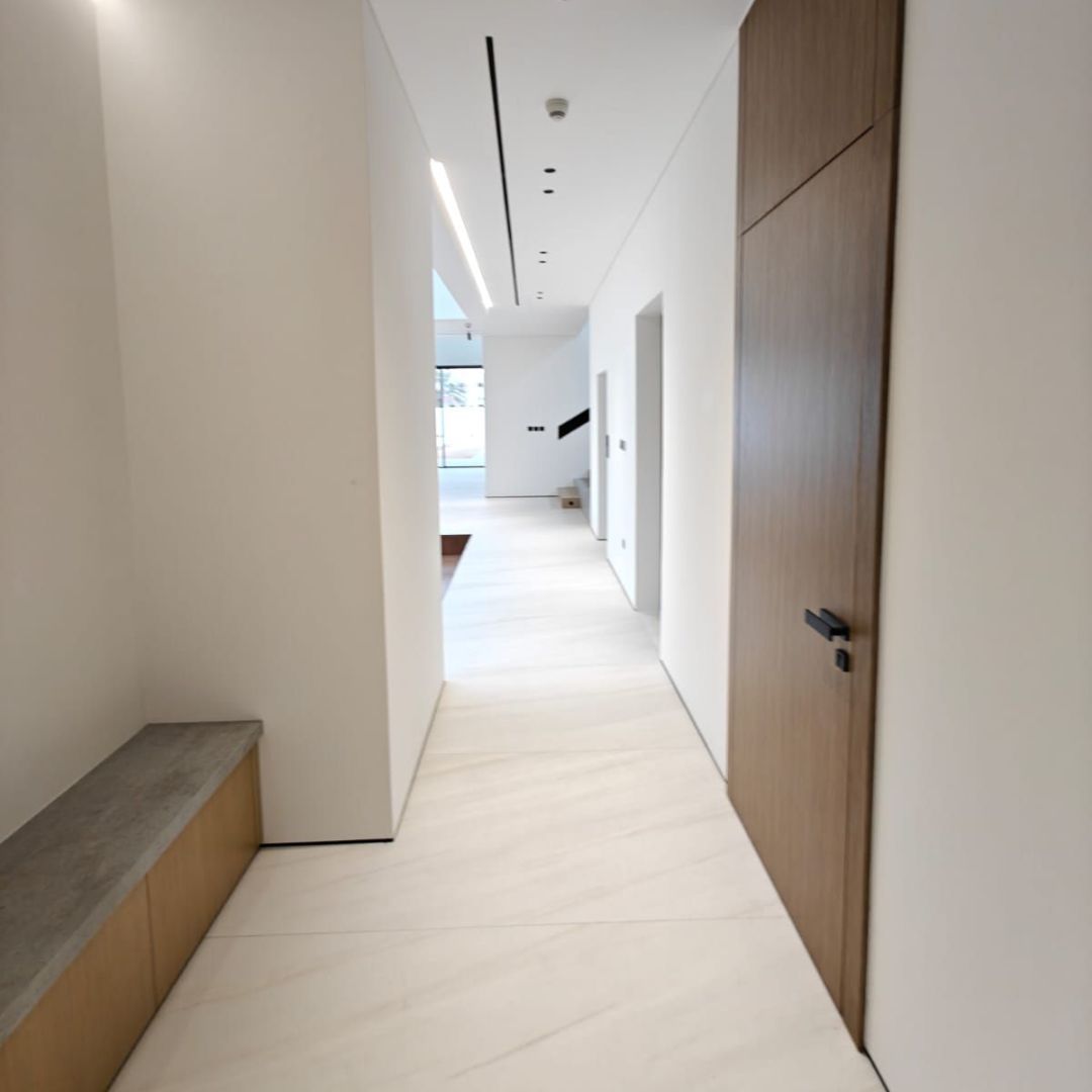 Open-plan living and dining villa interior in Dubai with seamless flow by Concept Art Decor.