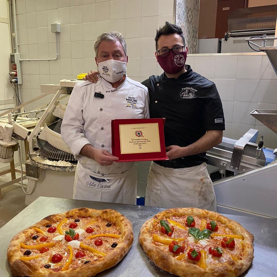 preparazione di pizze farcite
