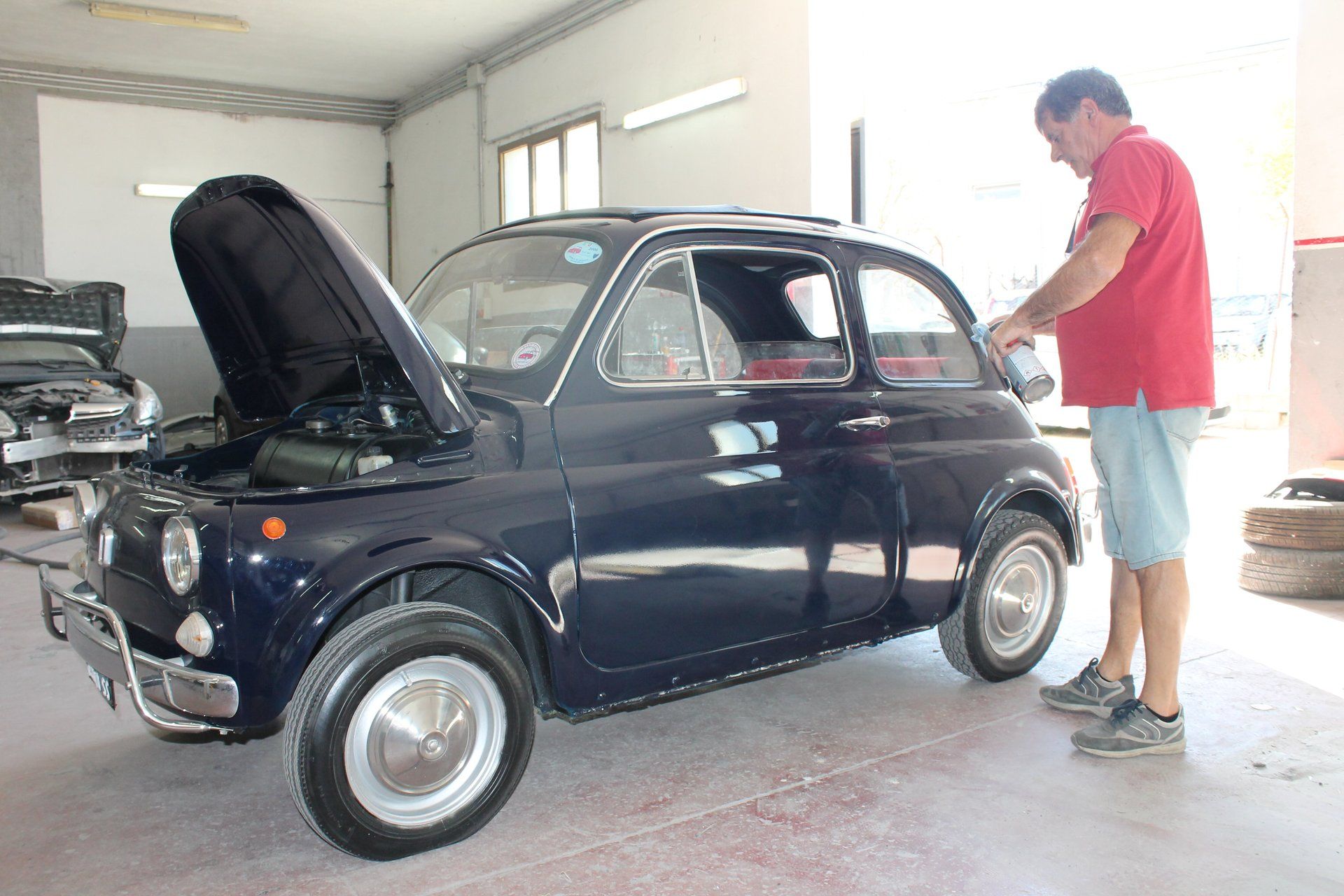 una 500 d'epoca con cofano aperto