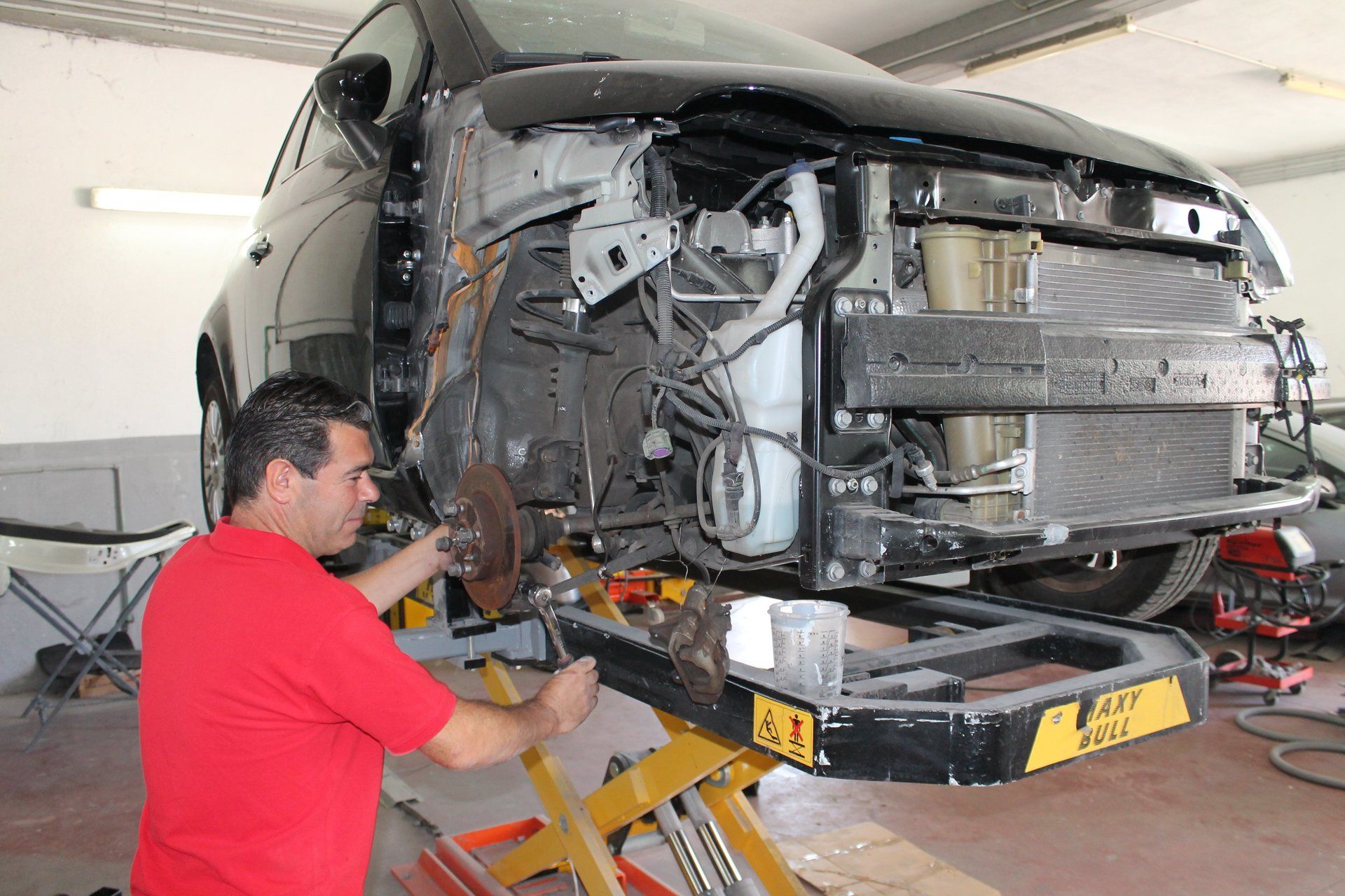 carrozziere che lavora su una macchina