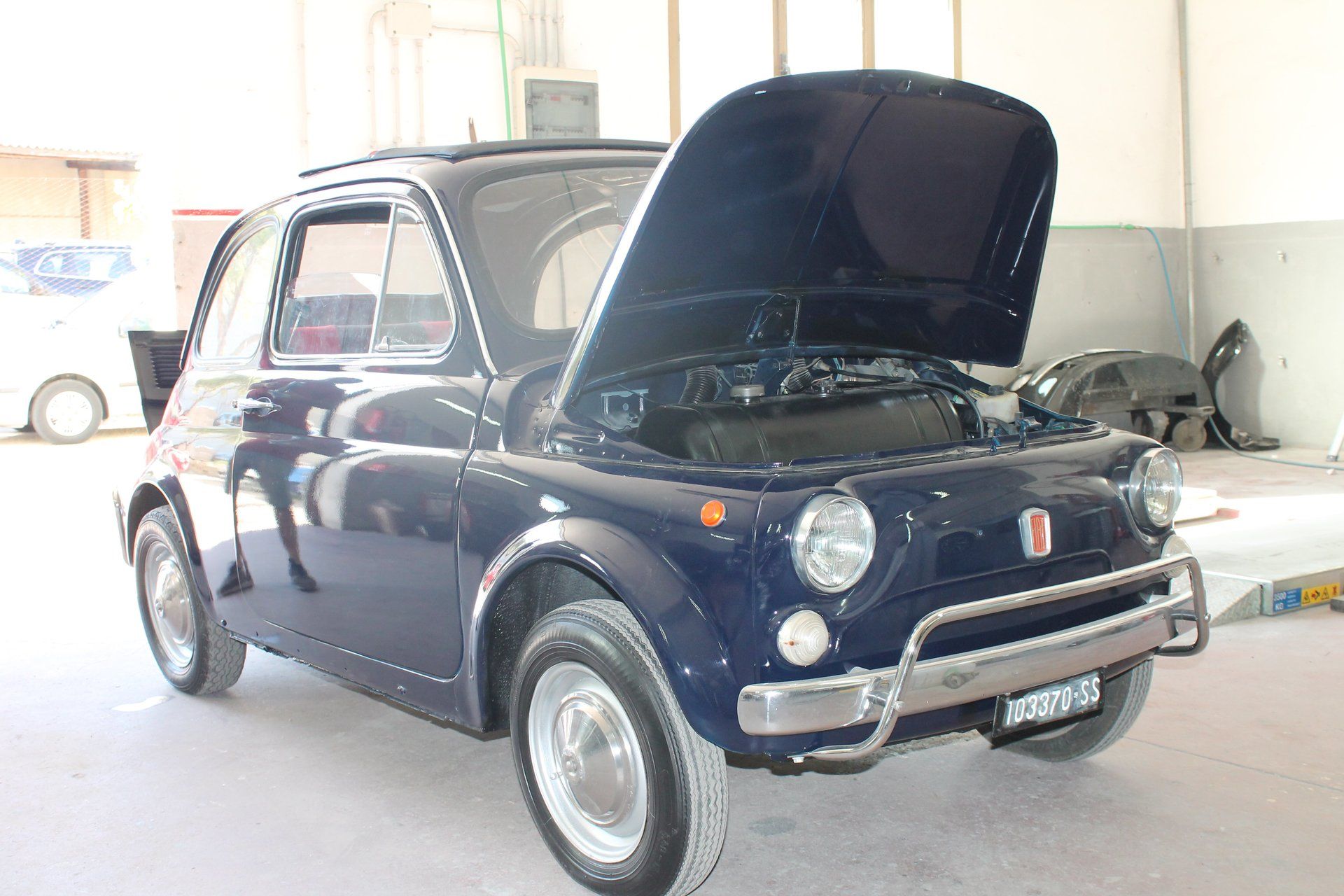 500 d'epoca con cofano aperto