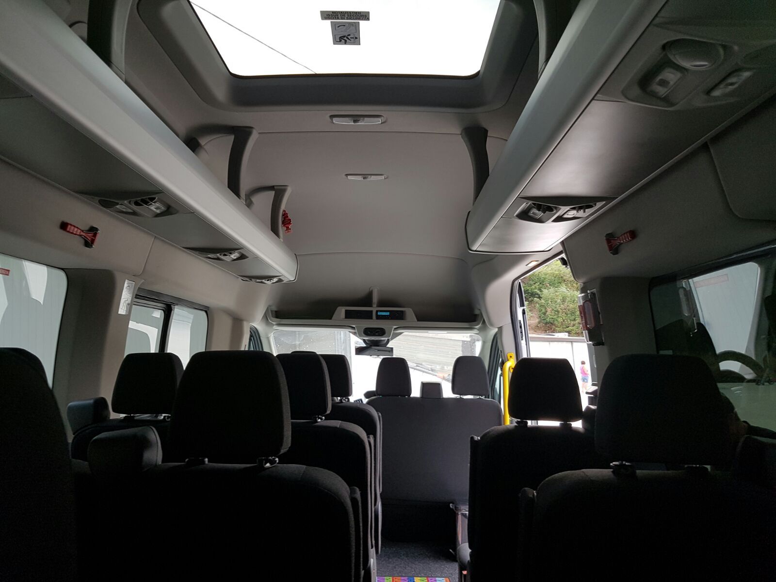 interno di un minibus con sedili grigi