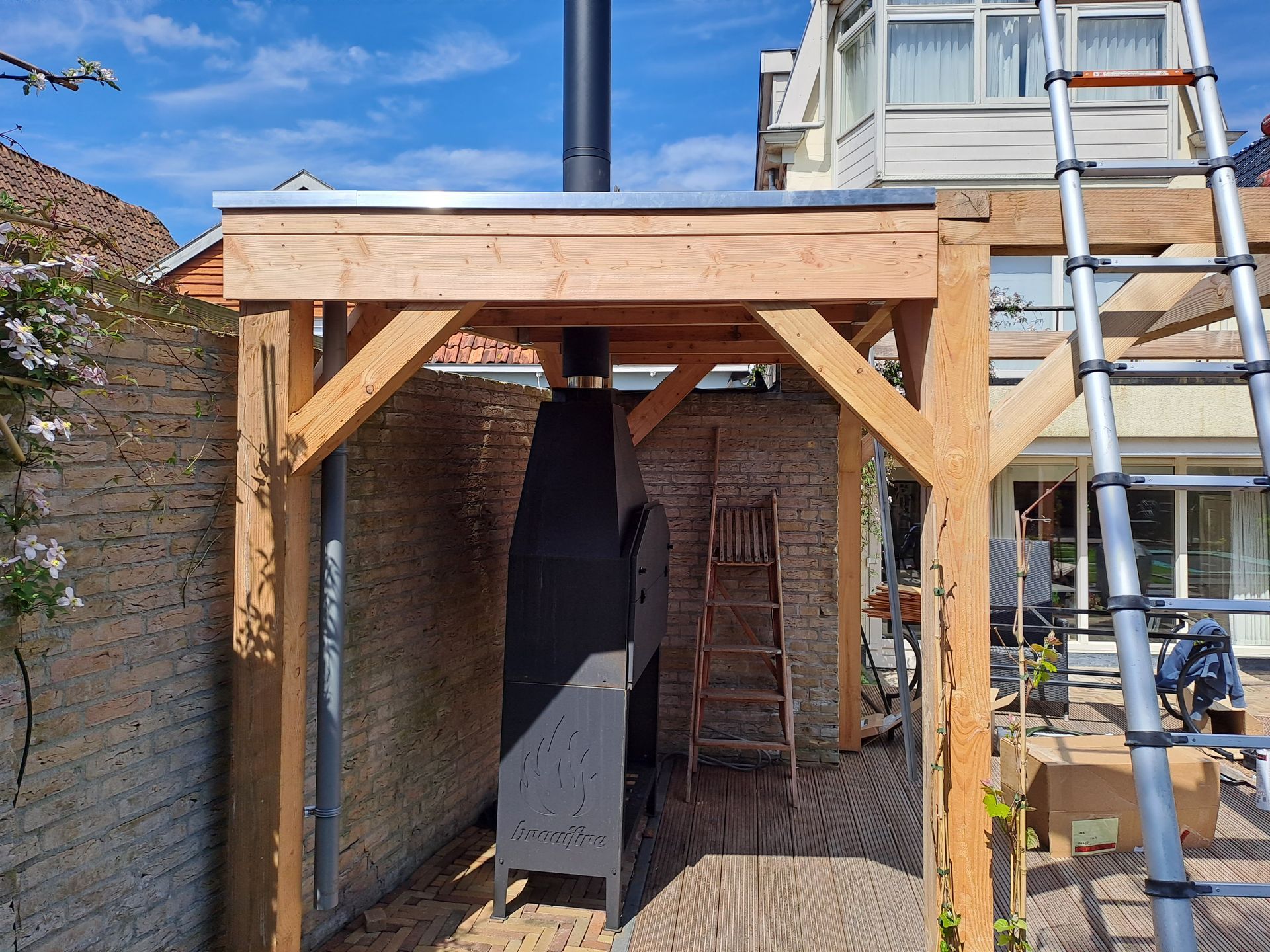 Een houten constructie met daarop een schoorsteen