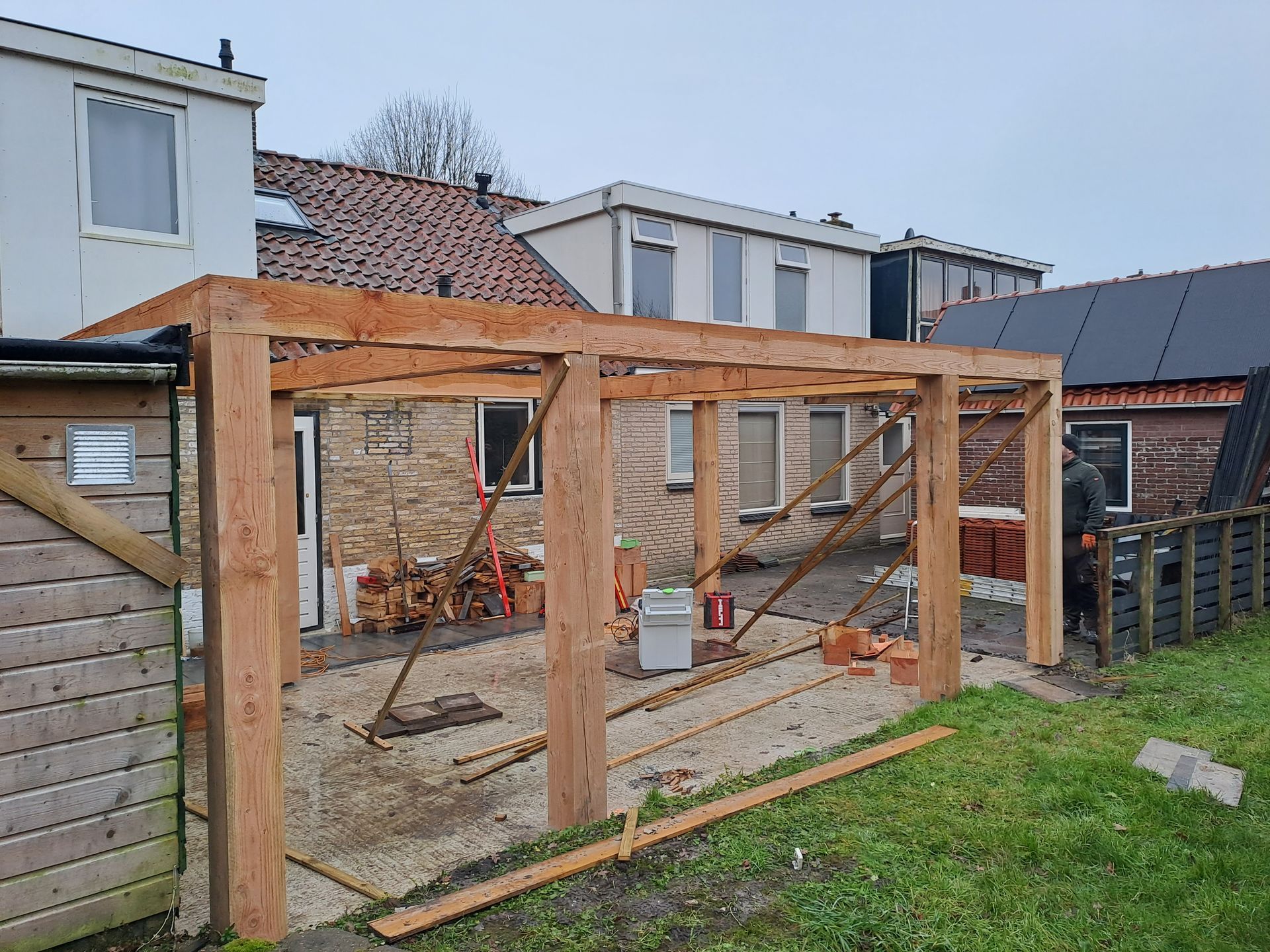 Voor een huis wordt een houten constructie gebouwd.