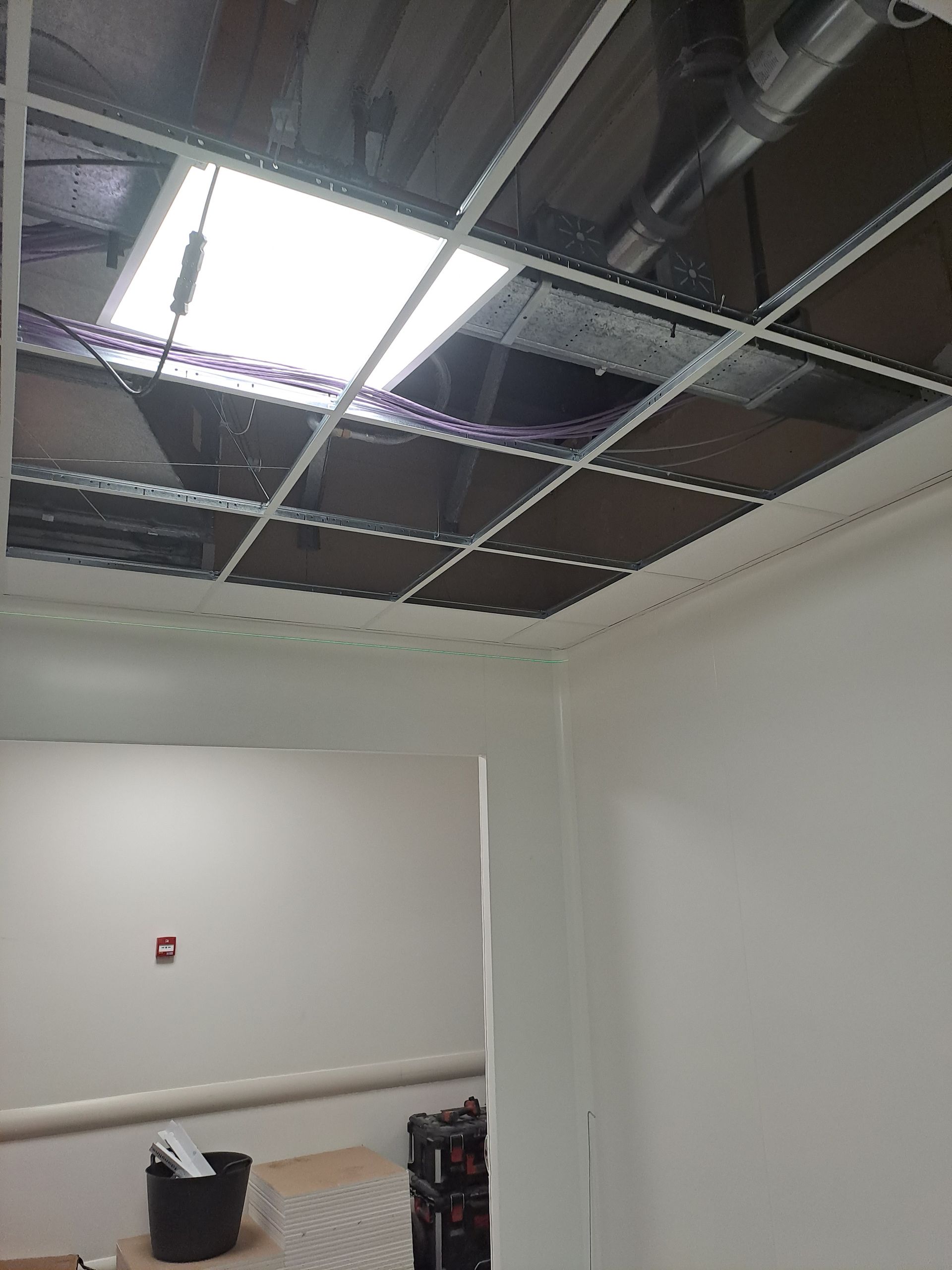 Een kamer met een plafond waar een gat in zit.